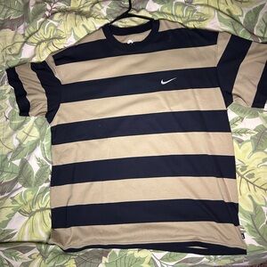 Nike sb Men's Black and Tan Striped Tee xl preowned